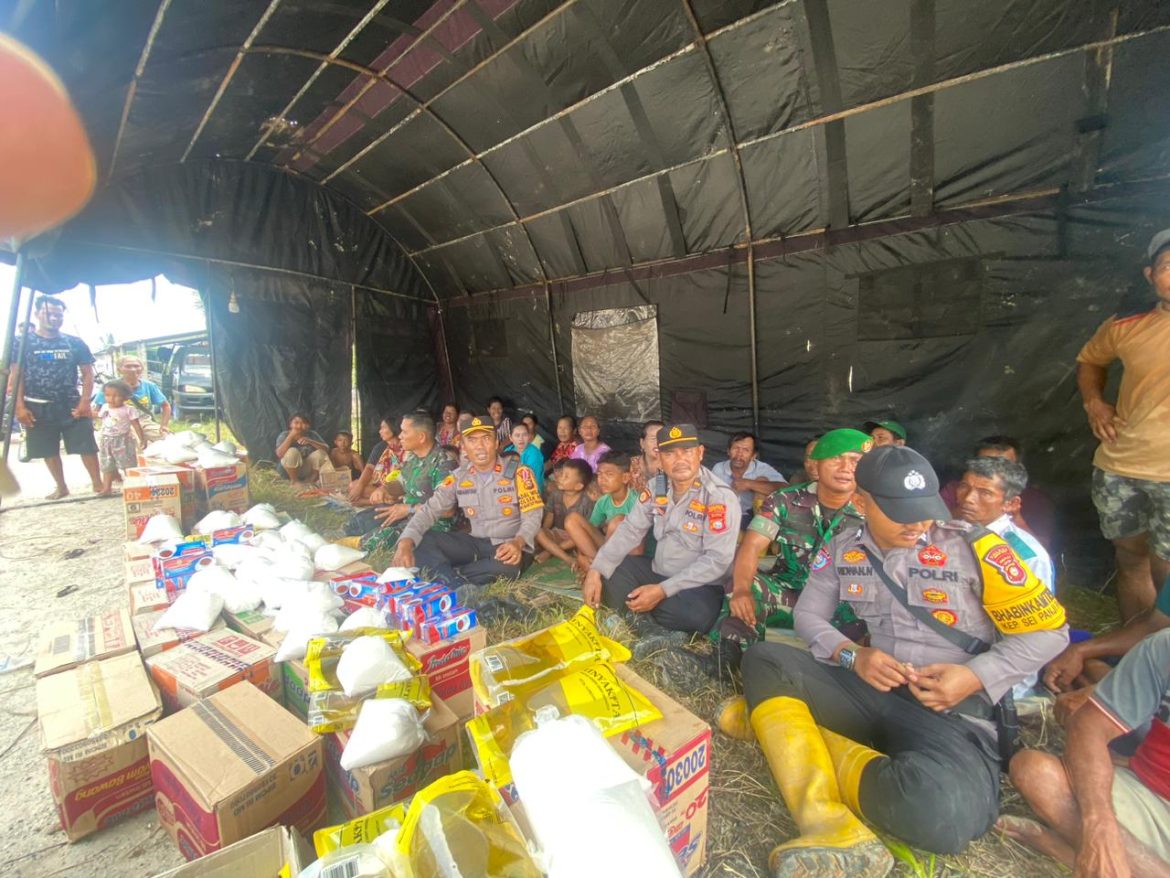 Polsek Kubu Bersama Koramil 04 Pasang Tenda Posko Bencana Banjir dan Bantu Sembako 