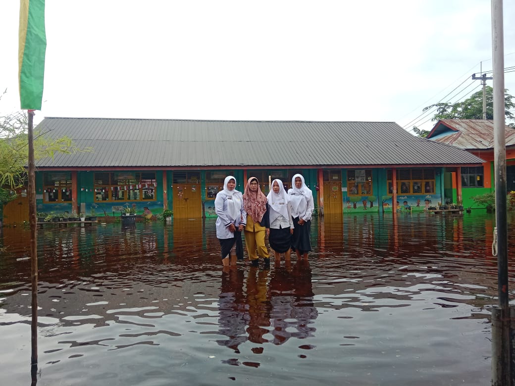 Tindakan Pengamanan Dampak Banjir, Disdik Rohil Liburkan Sekolah Terdampak
