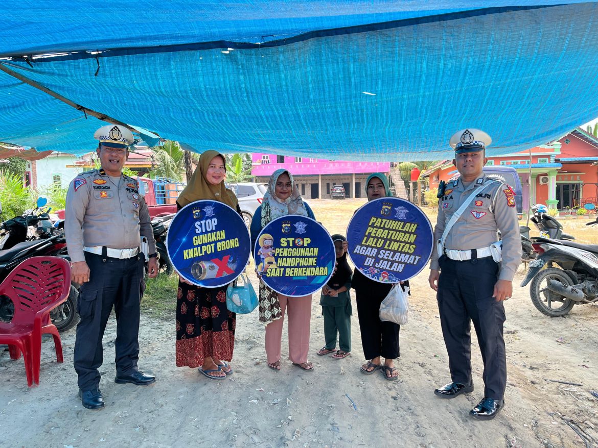 Satlantas Polres Rohil laksanakan giat Himbaun Keselamatan berlalu lintas Pasar Ujung Tanjung.