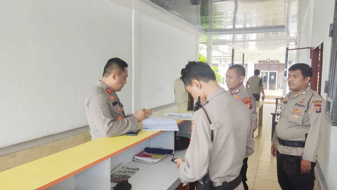 Kapolres Rohil Bersama Ketua KPU Melakukan Pengecekan dan Kontrol Pengamanan di Kantor KPU