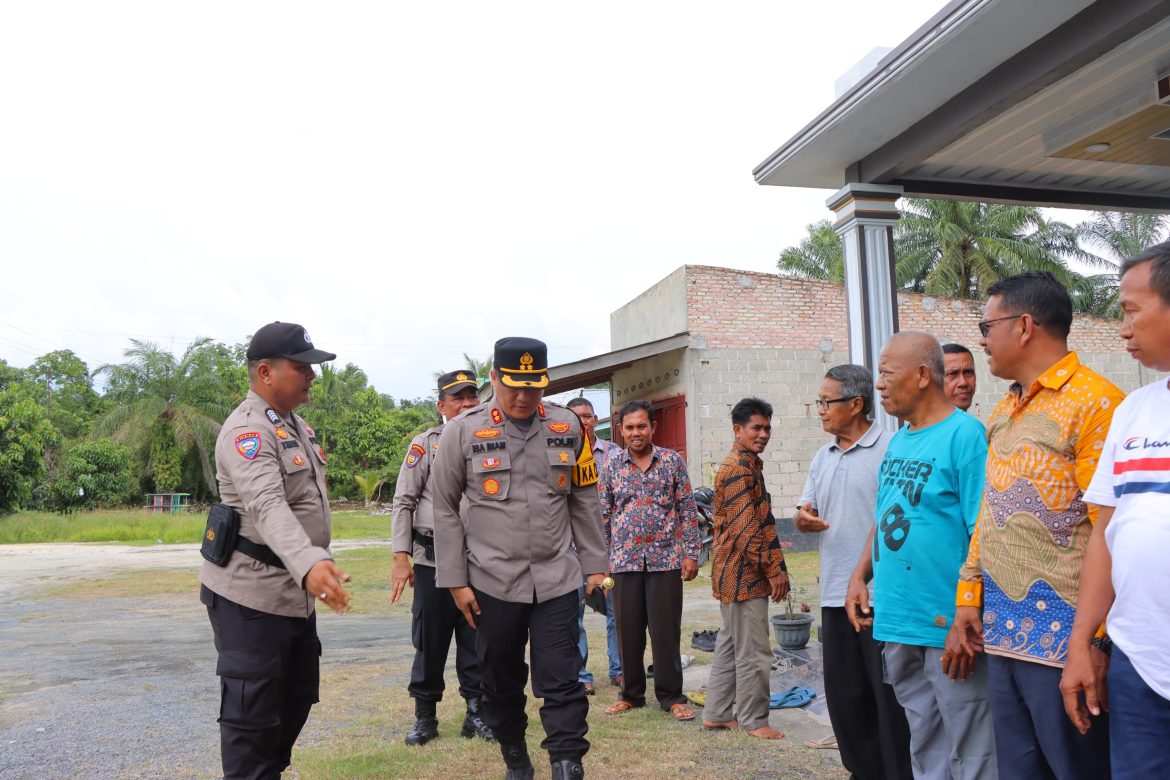 Ciptakan Suasana Damai Jelang Pilkada, Kapolres Rohil Cooling System Sambang Warga 