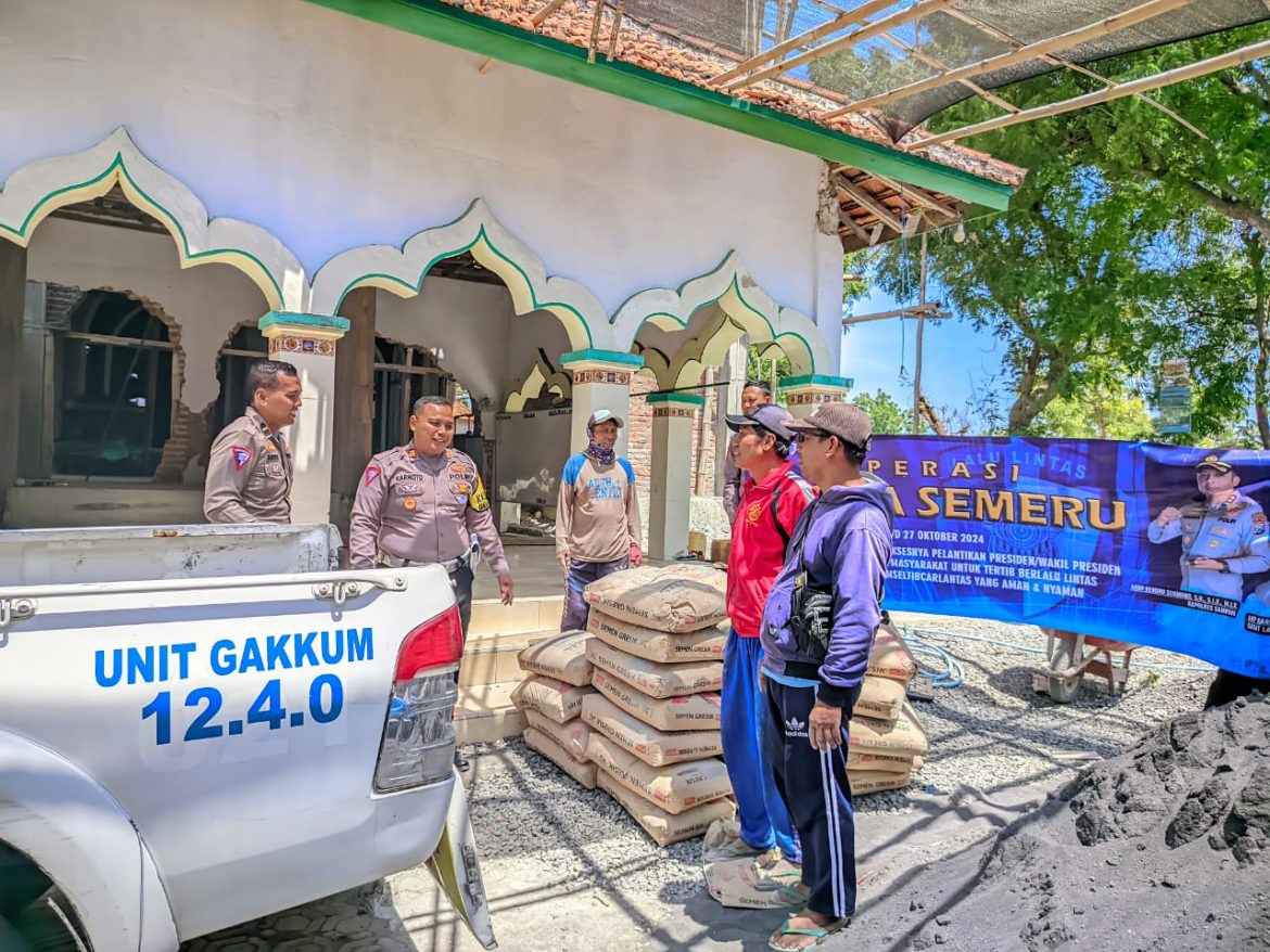 Kasat Lantas Polres Sampang Berikan Bantuan Pembangunan Masjid Di Pangarengan
