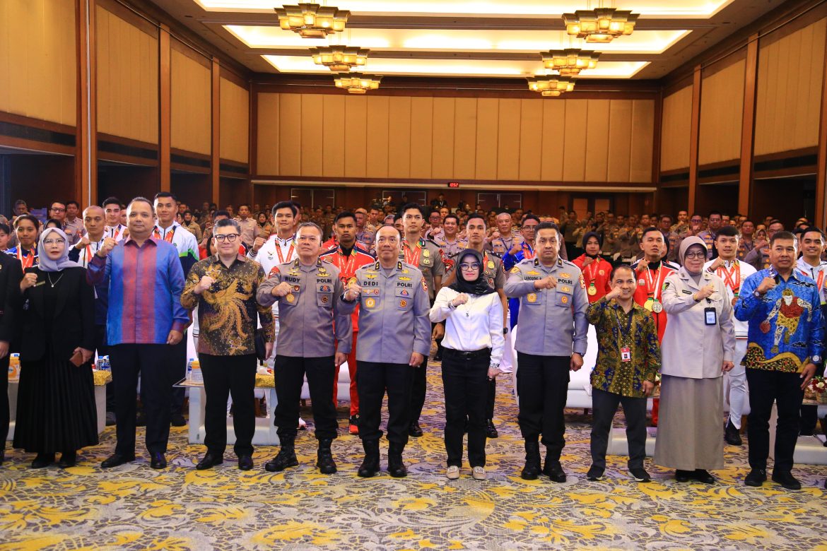 *SSDM Polri Berikan Penghargaan Pin Emas Untuk Atlet Polri Berprestasi*