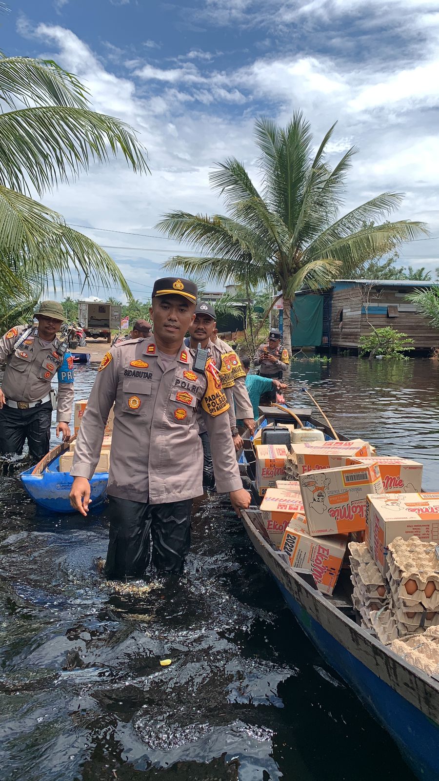 Peduli Masyarakat Korban Terdampak Banjir di Kubu, Kapolres Rohil Beri Pengecekan Kesehatan dan Obat Gratis Serta Sembako 