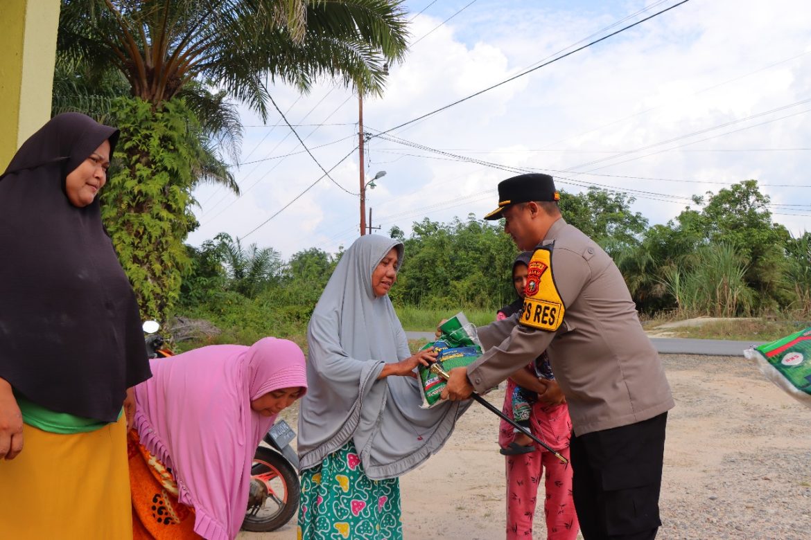 Cooling System Masyarakat, Kapolres Rohil Giat Baksos dan Beri Pesan Pilkada Damai