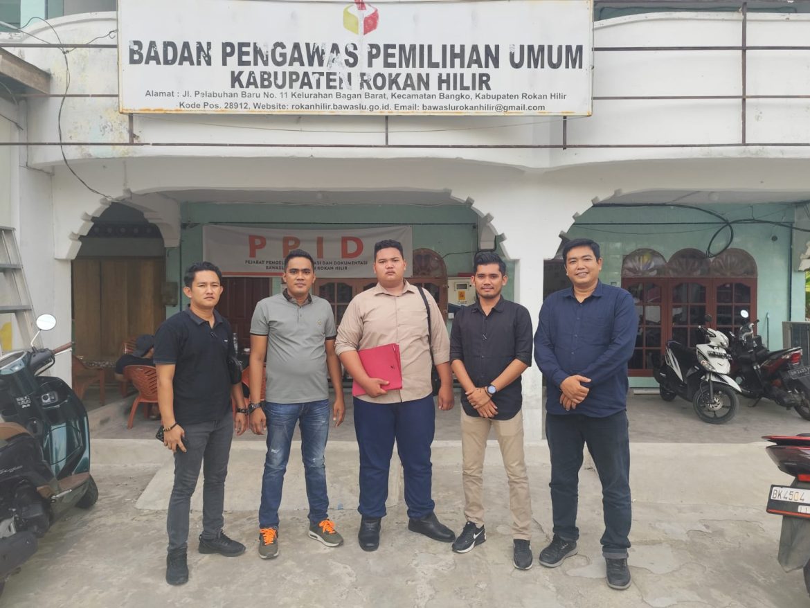 Tim Hukum Bijak Laporkan Sekdes Dan Dua ASN Rohil Dukung Paslon Bupati Petahana ke Bawaslu