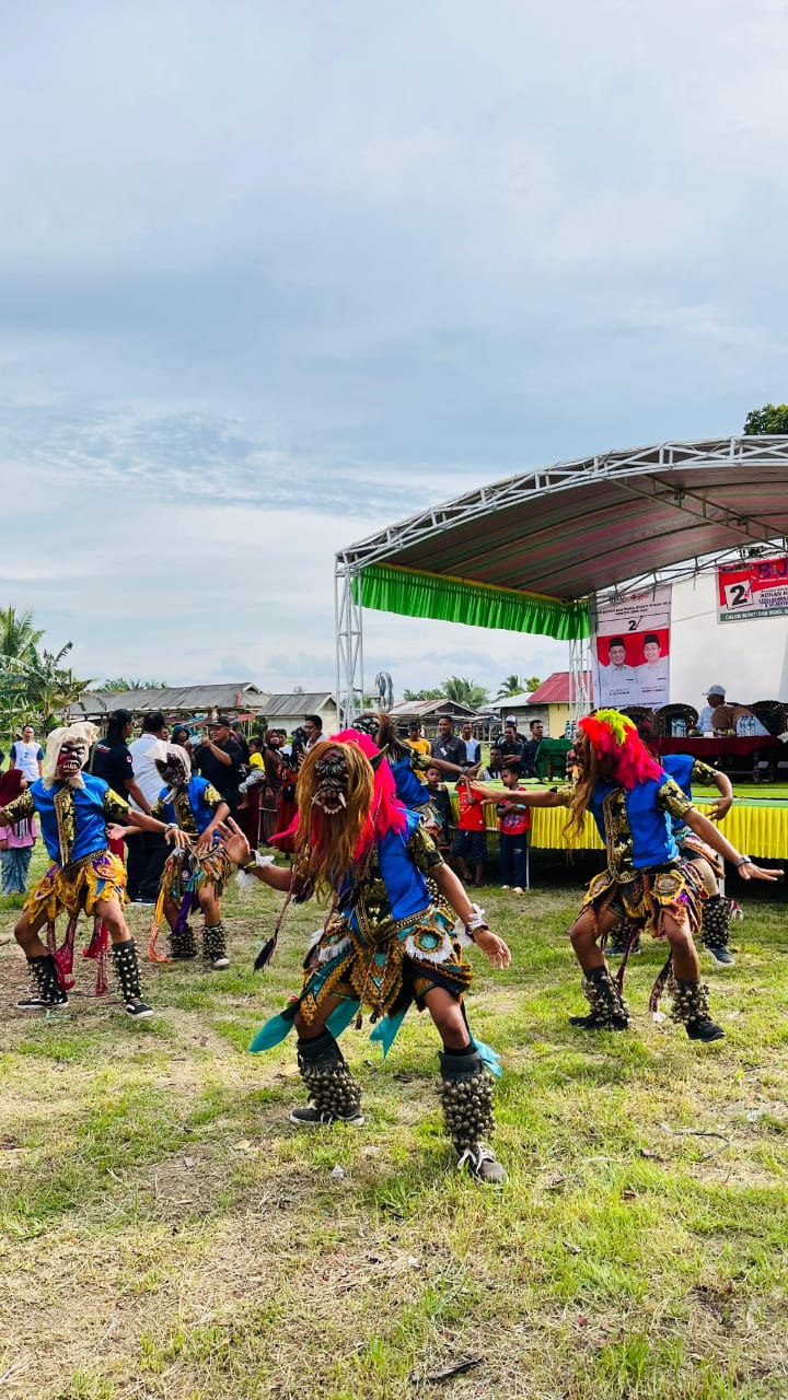 Warga Tumpah Ruah Menghadiri Kampanye H. Bistamam dan Jhony Charles Dibuka Meriah dengan Tarian Tradisional Buto Gedruk
