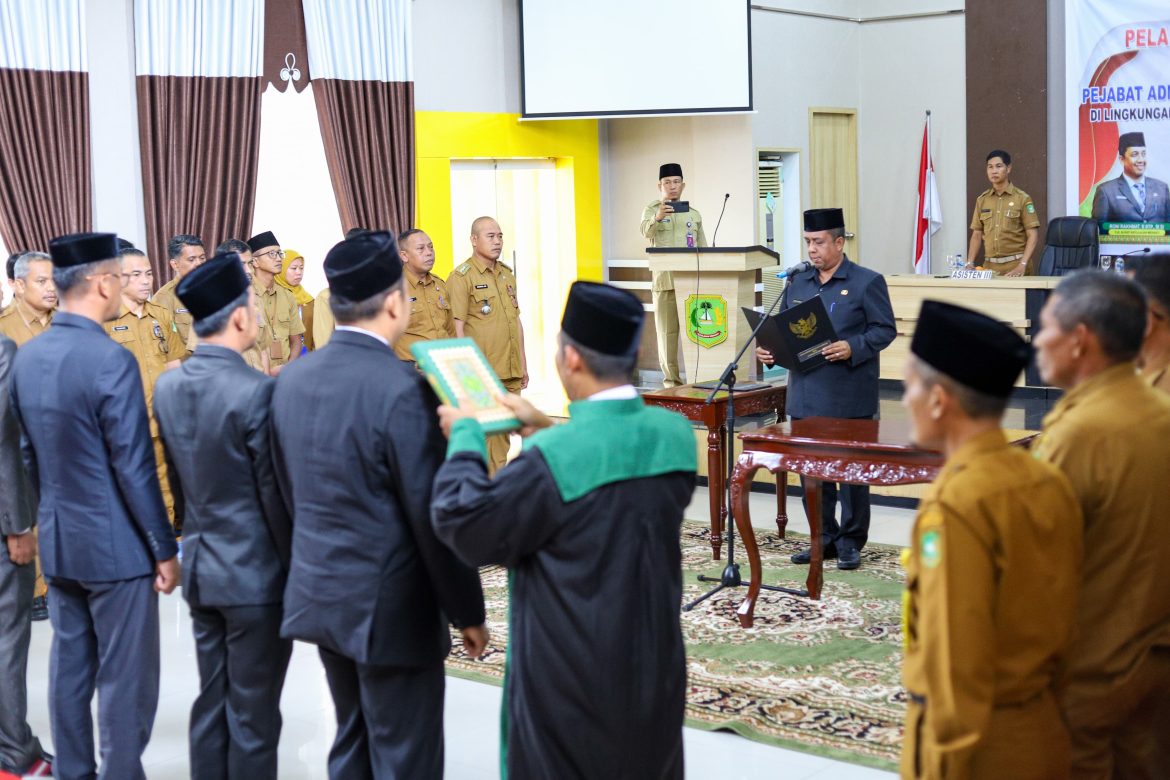 *Pjs Bupati Roni Rakhmat Lantik 5 Pejabat di Lingkungan Pemkab Kepulauan Meranti*
