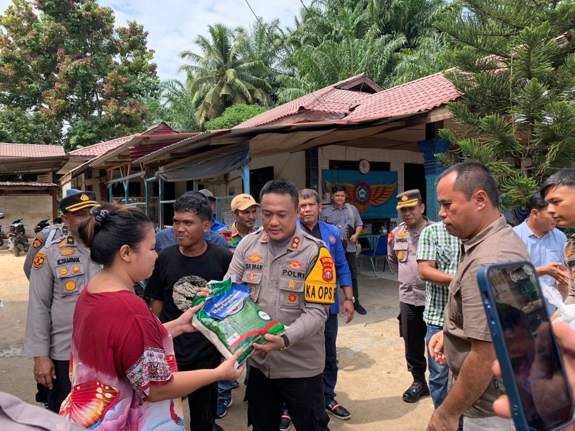 Cooling System Pilkada Damai 2024, Kapolres Rokan Hilir, Berikan Bantuan Sosial kepada Anggota Serikat Pekerja F.SPTI-K.SPSI