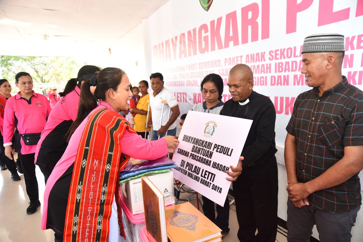 Ketum Bhayangkari Pusat Kembali Salurkan Ribuan Paket Bansos di Maluku Barat Daya