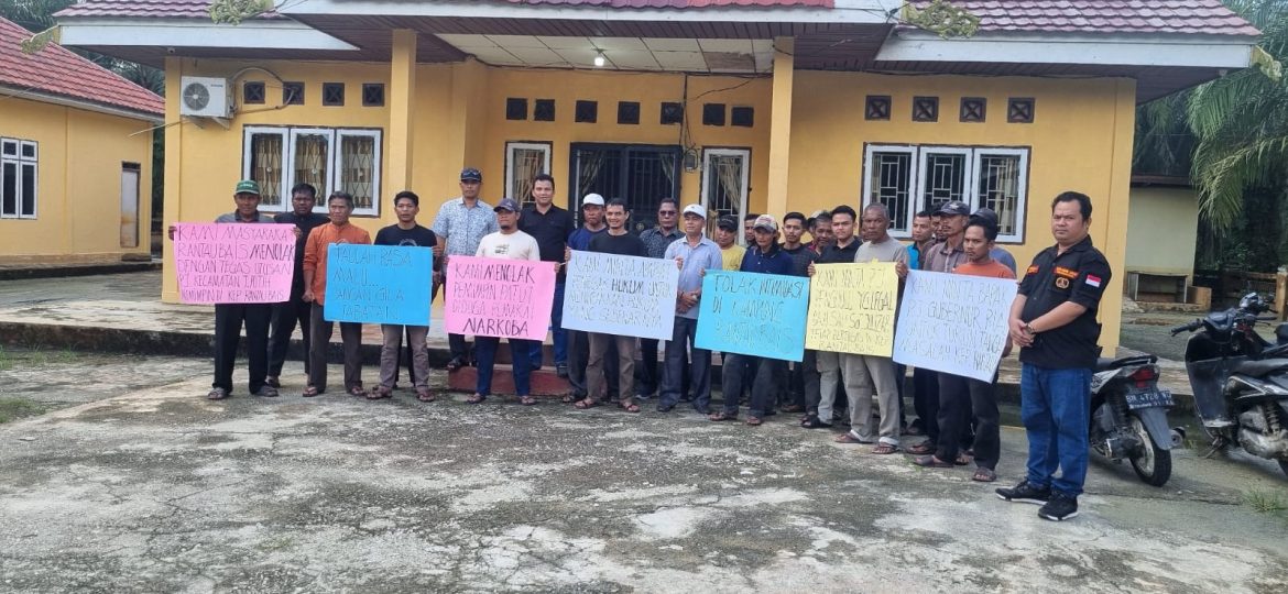 Camat Tanah Putih Dinilai Terlalu Berlebihan Terkait Pergantian Perangkat Desa Rantau Bais.
