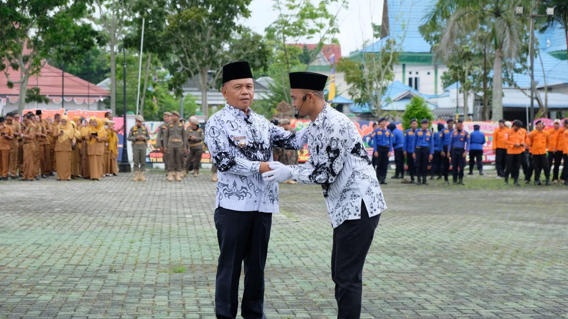 Pimpin Upacara Hari Guru Nasional dan HUT PGRI Kepulauan Meranti, Plt Bupati Asmar : Terima Kasih Bapak dan Ibu Guru