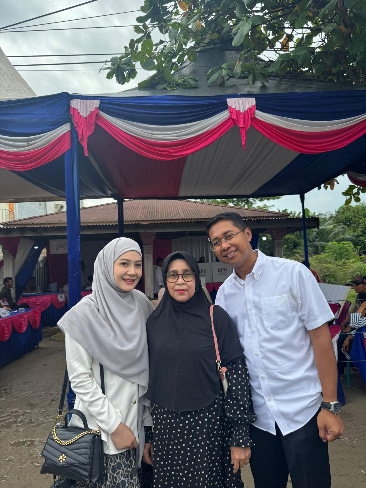 Jhony Charles dan Indah Septiyani Semangat Mencoblos di TPS 08 Kecamatan Tanah Putih