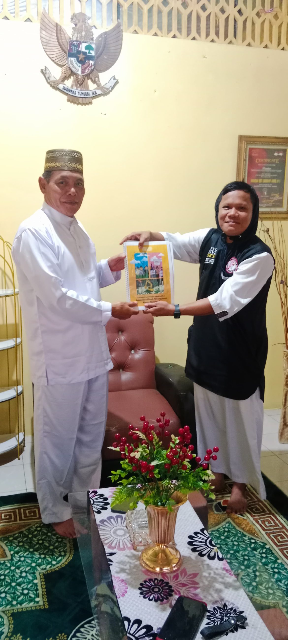 Penyerahan buku pandumgan lembaga bantuan hukum cci kepada ketua DPD LBH CCI kepulauan Meranti