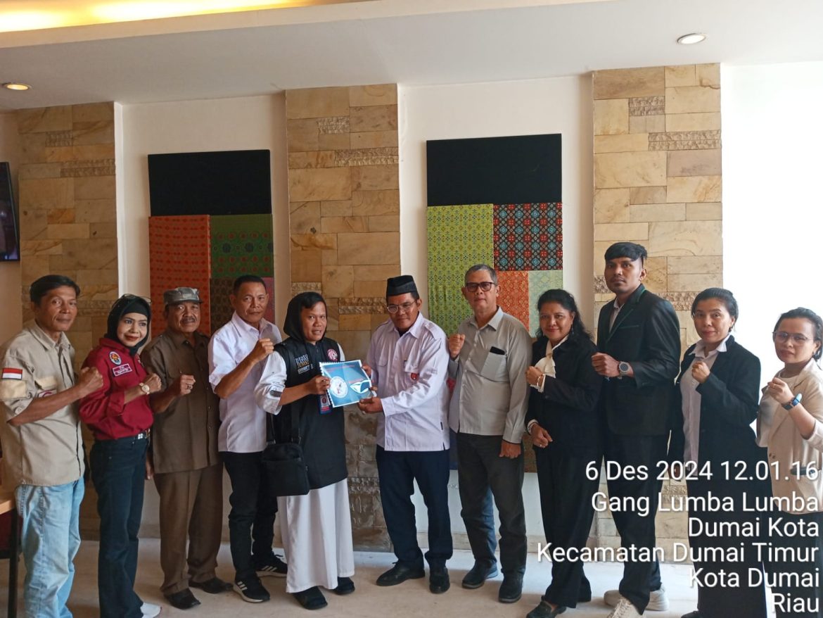 Ketua DPD LBH CCI kota Dumai Terima Buku Panduan LBH CCI Dari DPP Yayasan LBH CCI .
