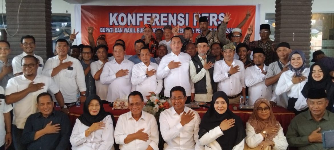 Acara konferensi pers atas kemenangan pasangan calon (Paslon) 02 Bistamam-Jhoni Carles.