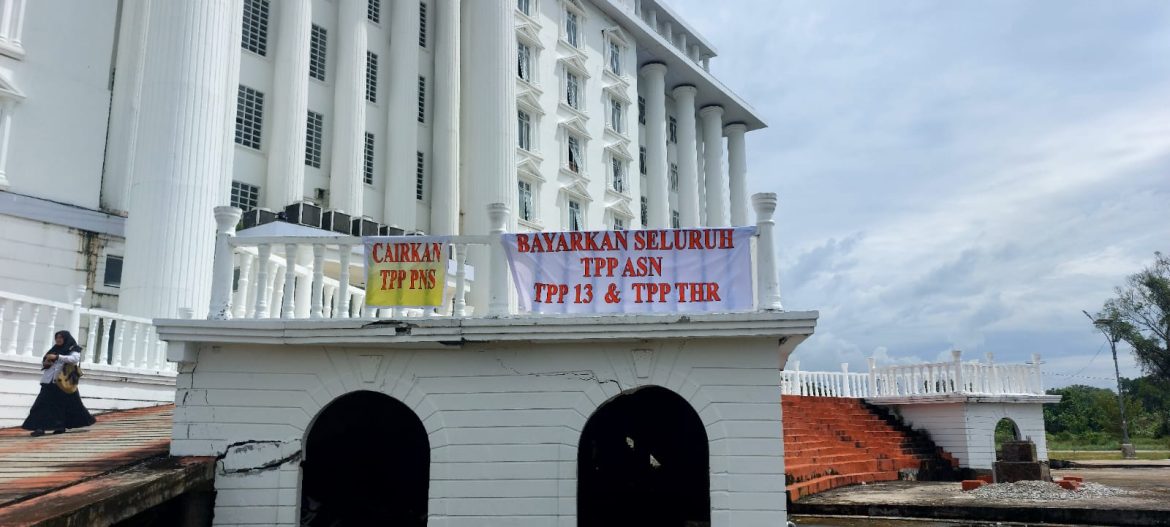 ASN Rokan Hilir Protes TPP Belum Dibayarkan, Spanduk Teguran Terpasang di Kantor Bupati