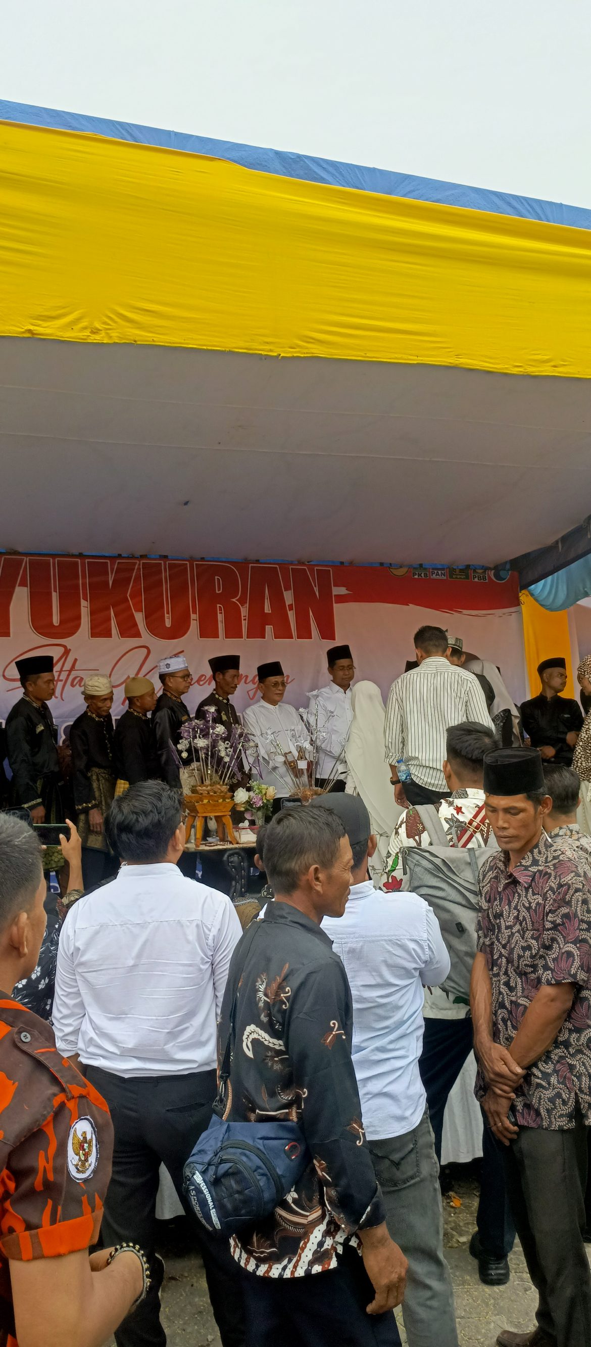 Masyarakat Silih Berganti Memadati Acara Syukuran Kemenangan H. Bistamam dan Jhony Charles di Rantau Bais  Kab. Rohil