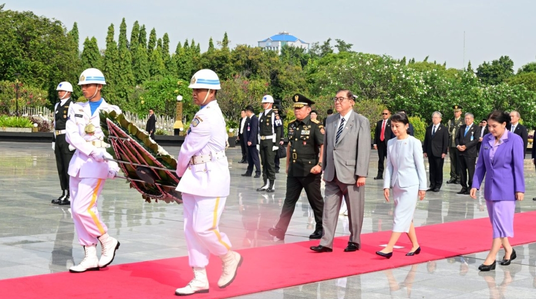 PM Jepang Ishiba Shigeru dan Istri Beri Penghormatan di TMPN Utama Kalibata