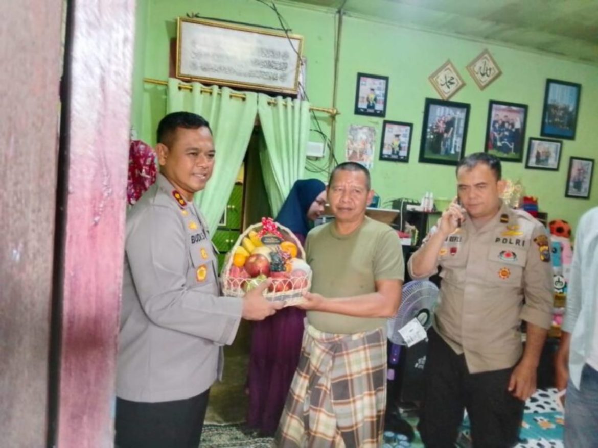 Kepedulian ke Masyarakat, Kapolres Rohul Jenguk Ketua IWO Sakit