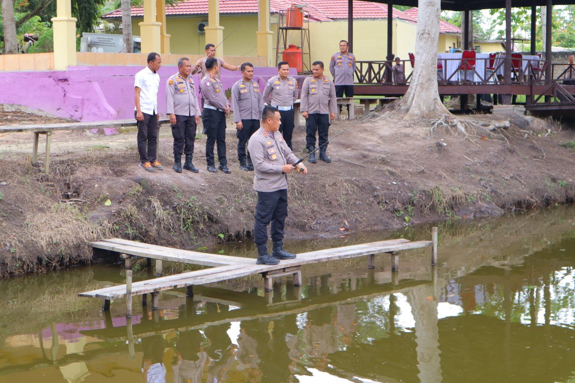 Dukung Program Ketahanan Pangan Nasional Pemerintah, Kapolres Rohil Tebar 10 Ribu Bibit Ikan 
