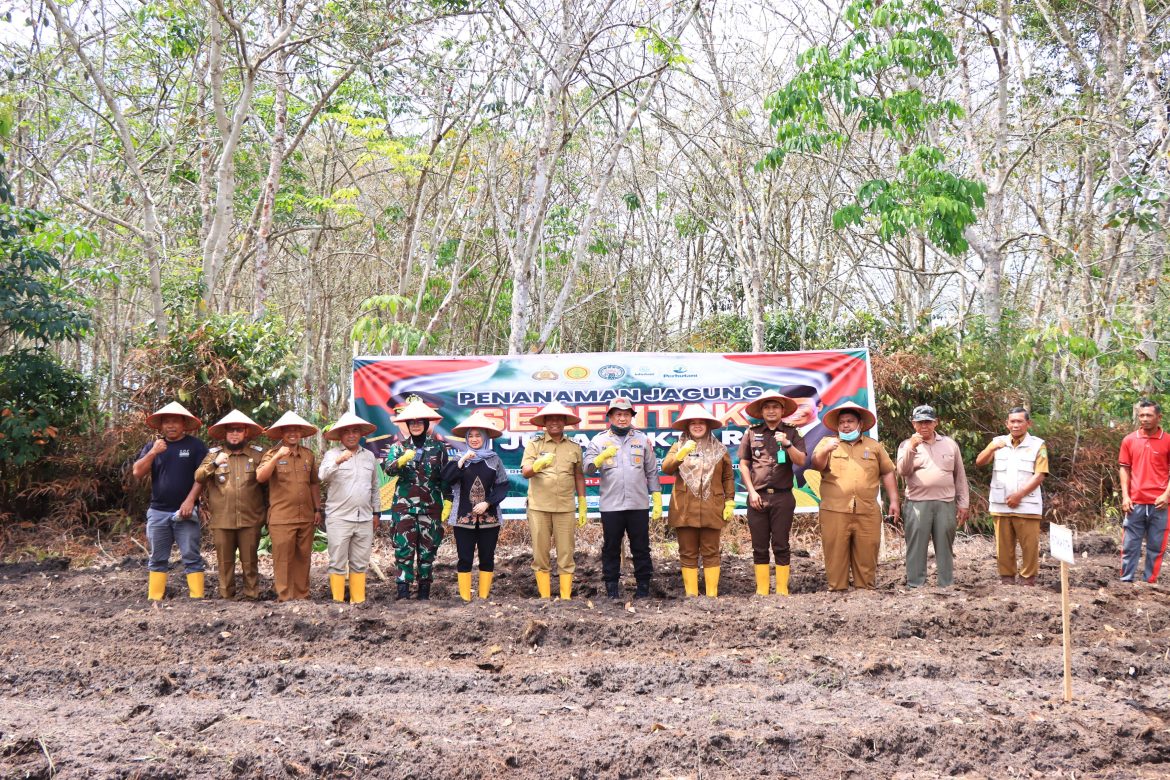 *Polres Rohil bersama TNI dan Forkopimda Penanaman Satu Juta Ha Lahan Serentak di Cempedak Rahuk*