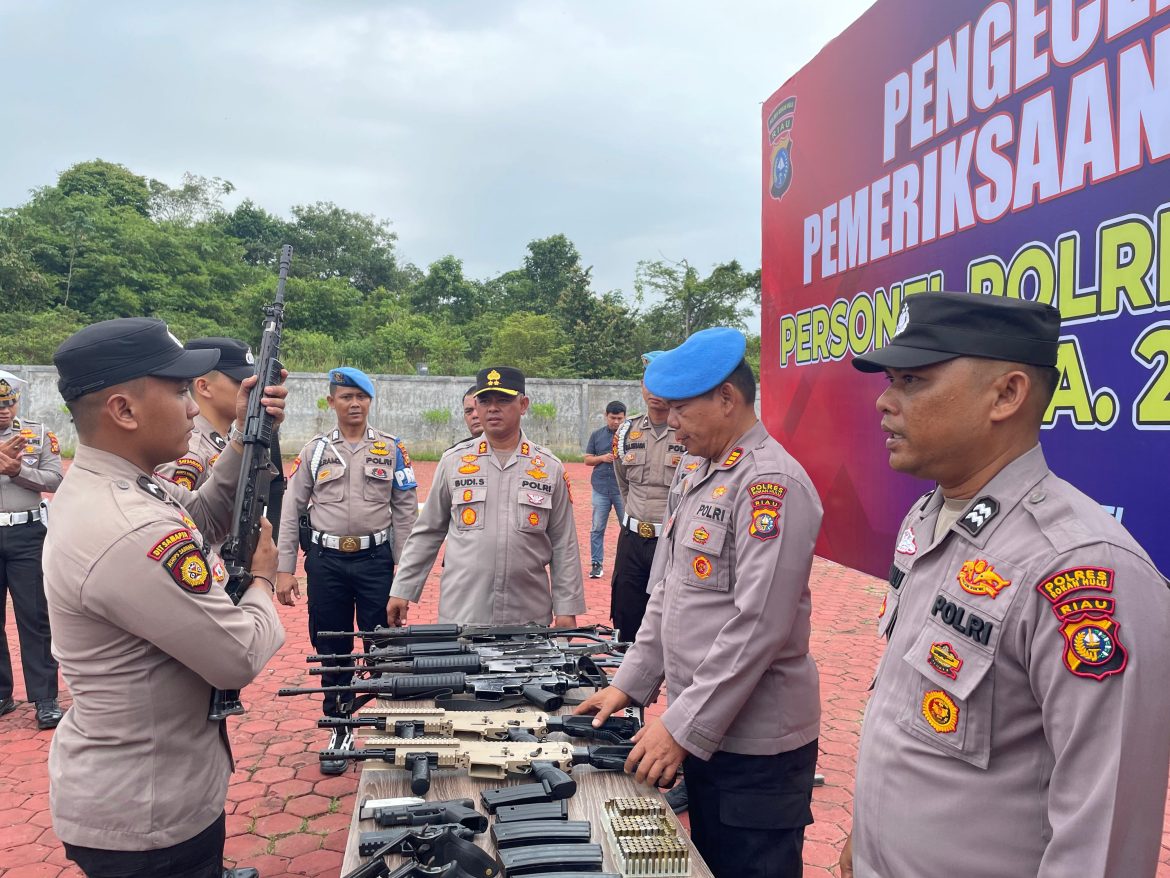 Kapolres Pimpin Lakukan Pemeriksaan Senjata Api Di Lapangan Mapolres