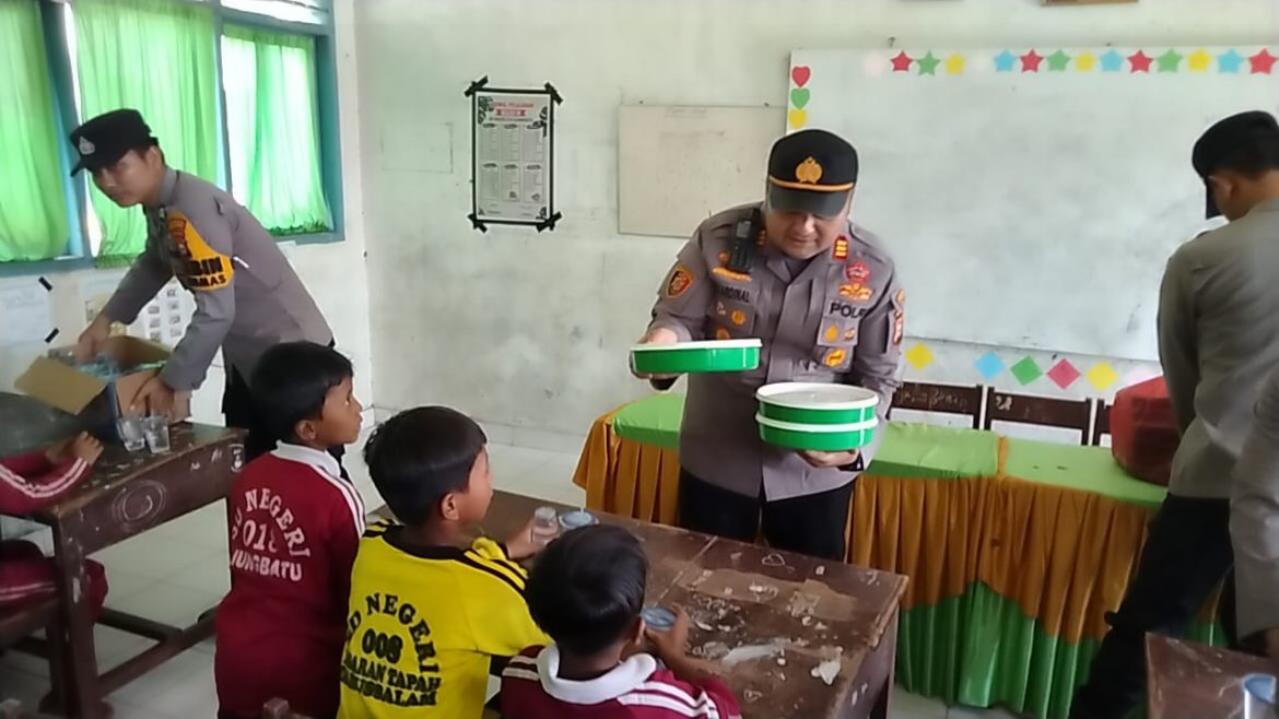 Polres Rokan Hulu Gelar Program Pemberian Makan Siang Bergizi Gratis Untuk Anak Sekolah