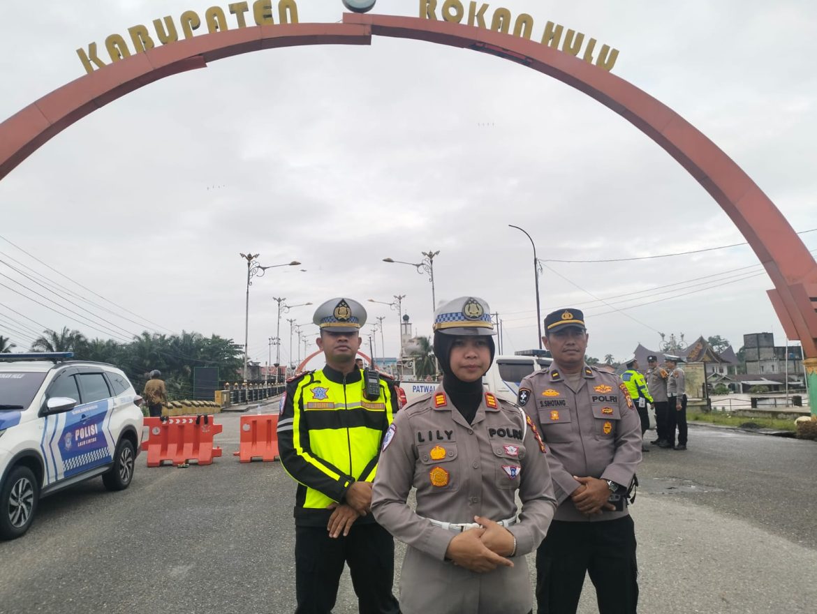 Banjir Melanda Ibukota Rohul, Satlantas Polres Rohul Alihkan Arus Lalin
