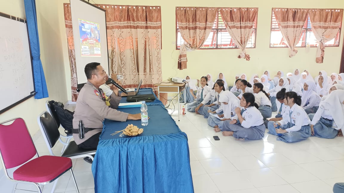 Bhabinkamtibmas Polres Rohil Sosialisasi penerimaan AKPOL, SIPSS, BINTARA, TAMTAMA T.A 2025, di SMAN 4 Tanah Putih, Ujung Tanjung 