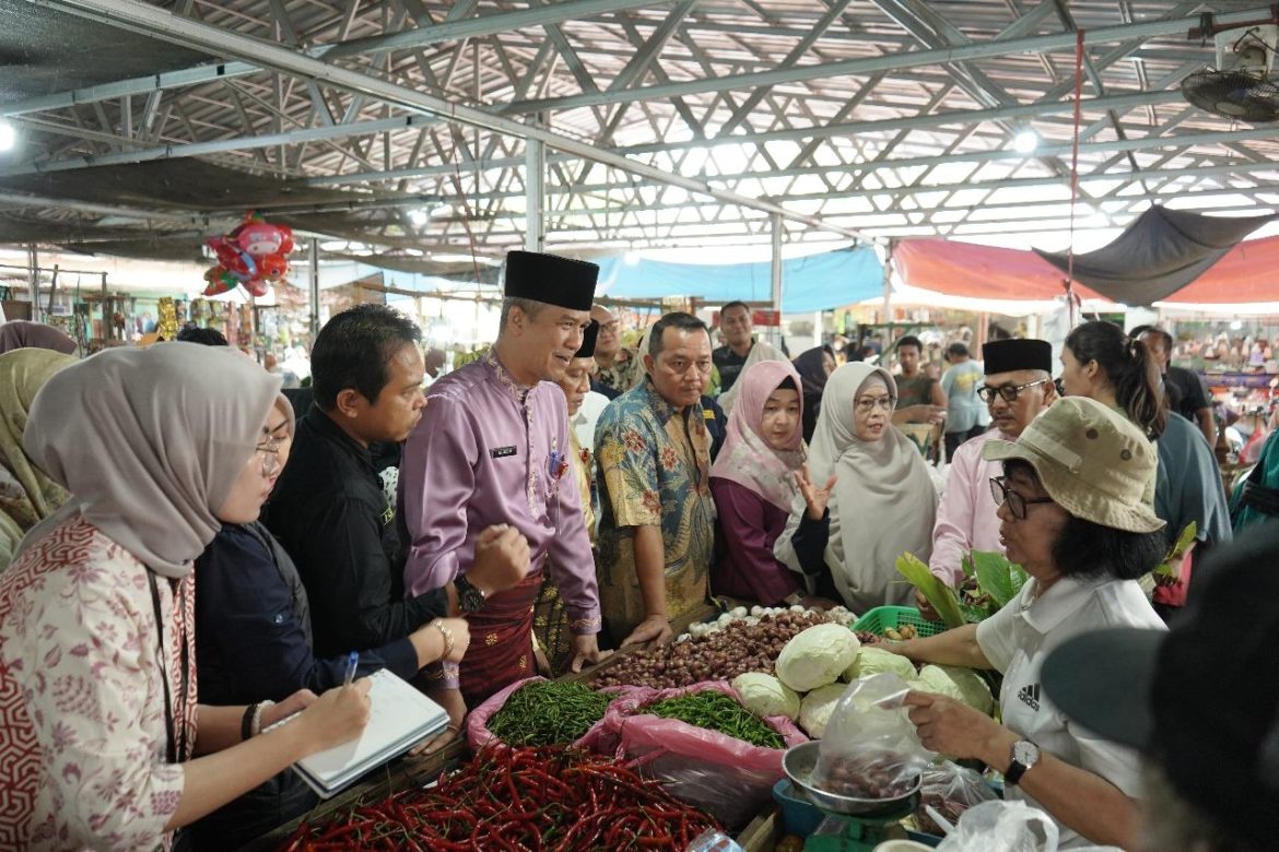 Polda Riau Bersama Pemprov Riau Melakukan Pengecekan Ketersedian Stock Bahan Pokok Di sejumlah Pasar