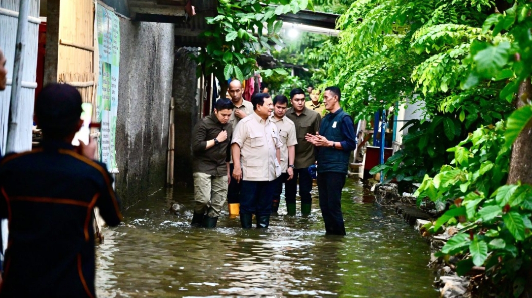 Presiden Prabowo Tinjau Warga Terdampak Banjir di Bekasi