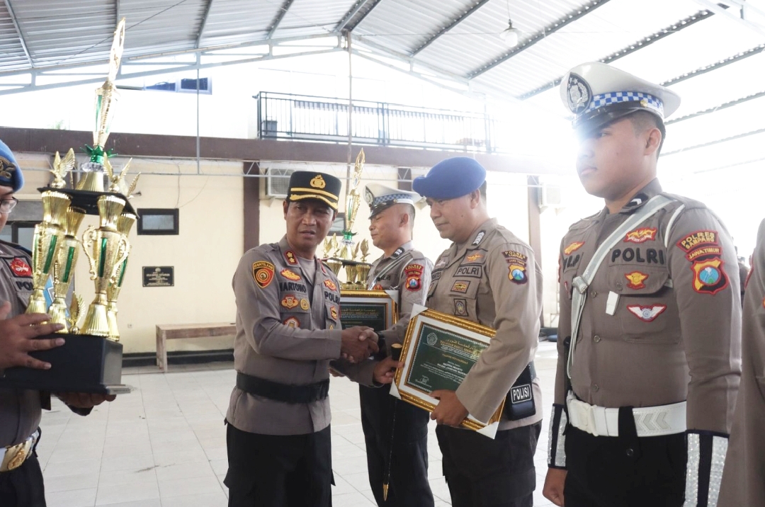Kapolres Sampang Berikan Penghargaan Kepada Juara 1 Lomba Adzan Khusus TNI-Polri Se-Jawa Timur