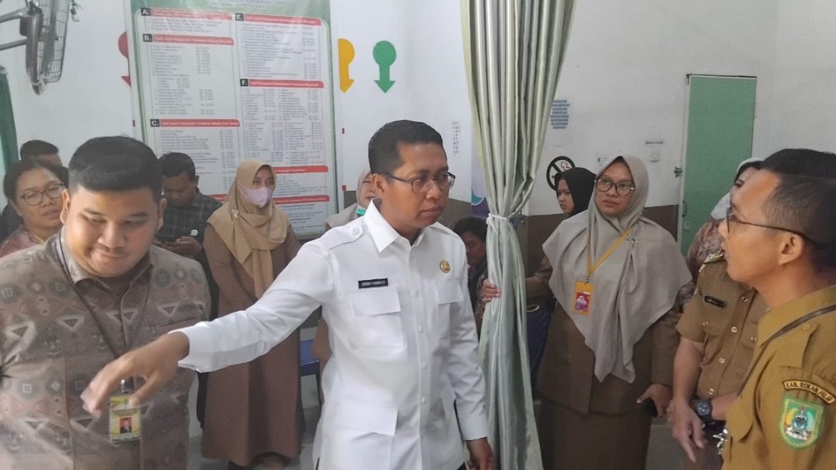 Wakil Bupati Rokan Hilir Jhony Charles Sidak ke Puskesmas Balai Jaya
