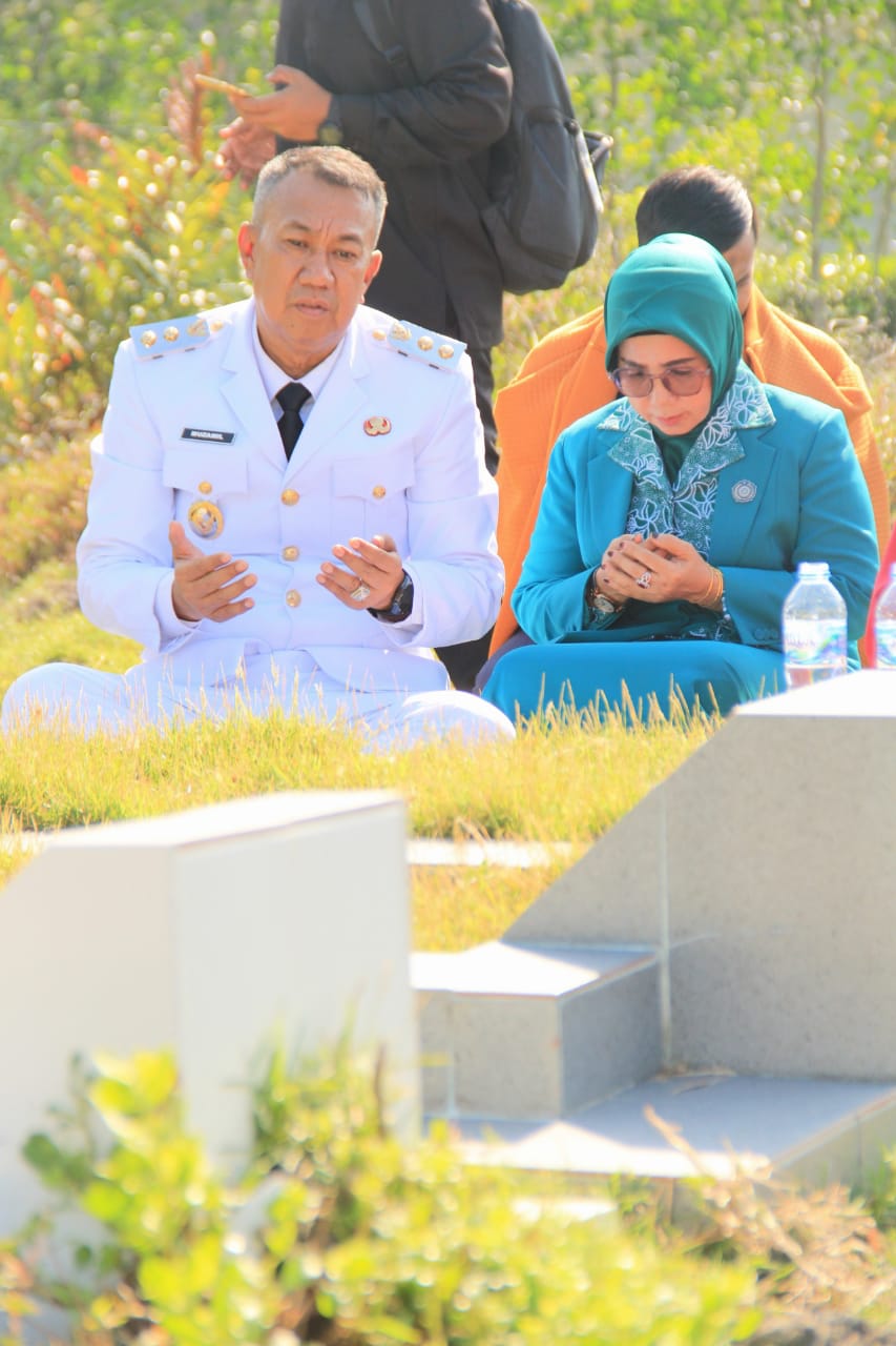 Usai Dilantik, Wakil Bupati Kepulauan Meranti Langsung Ziarah ke Makam Orang Tua