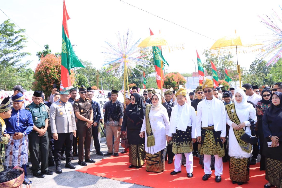 Kapolres Rohil Hadiri Upacara Penyambutan Adat Bupati dan Wakil Bupati Oleh LAMR Rohil di Bagan Siapi-api 