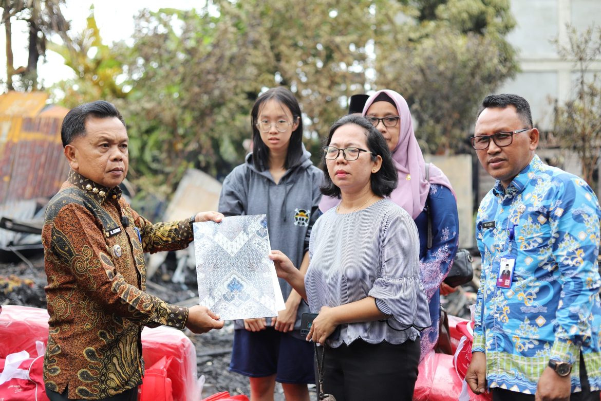 *Pemda Serahkan Bantuan Korban Kebakaran Rumah di Jalan Rumbia Selatpanjang*