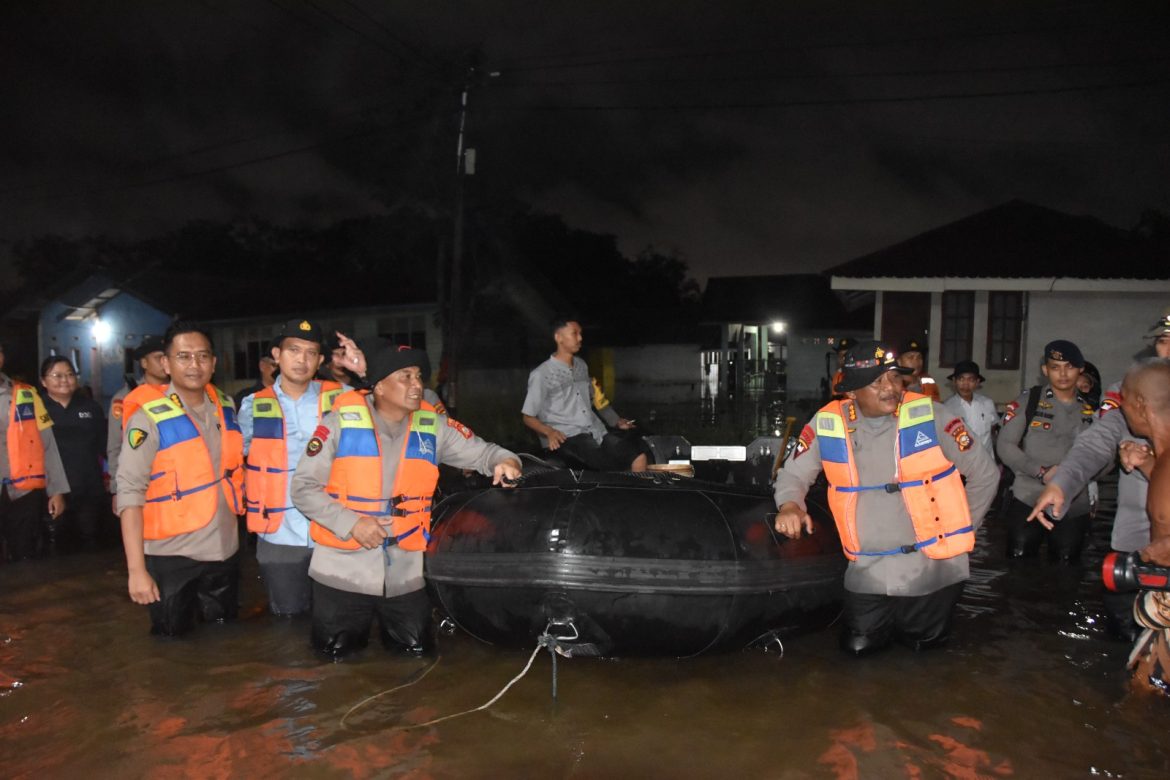 Polda Riau Kerahkan Semua Kekuatan Bantu Korban Banjir