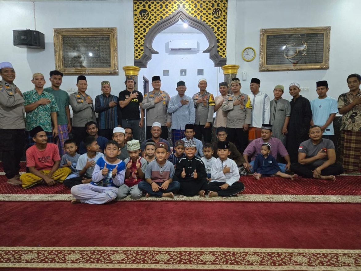 *Safari Ramadhan Polres Rokan Hilir Melalui Polsek Pujud, Shalat Isya dan Tarawih di Musholla Nur – Ikhlas*