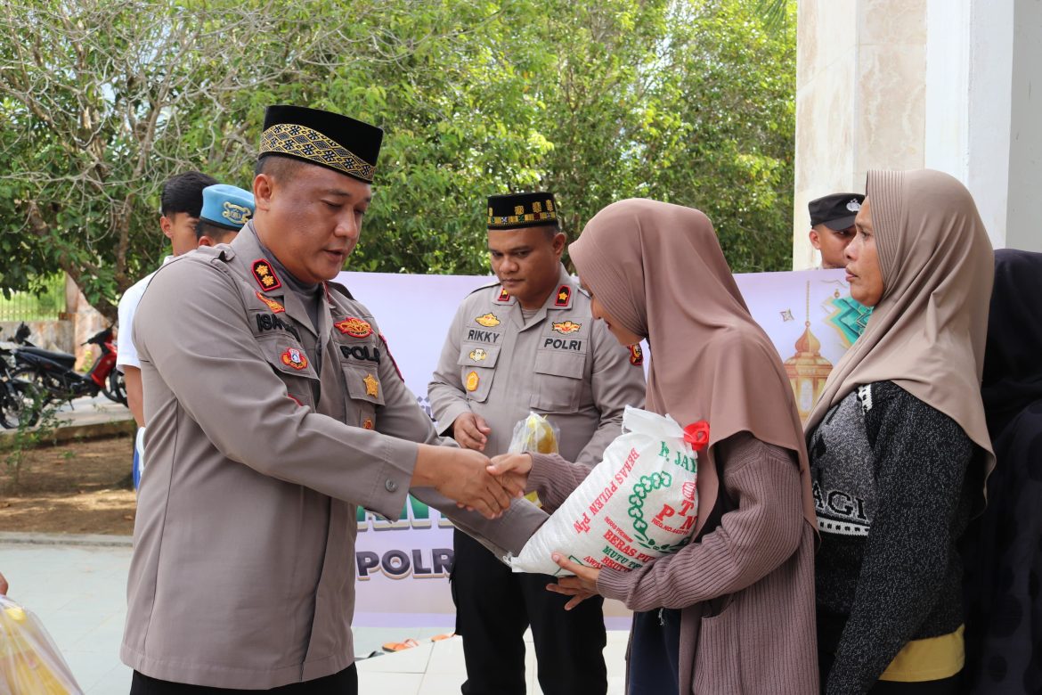 Kapolres Rohil Bagikan Bansos kepada Masyarakat Bantayan Hilir di Jum’at Berkah Bulan Ramadhan 
