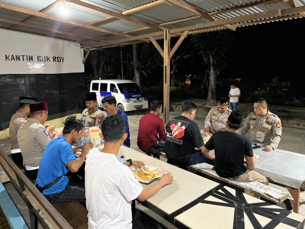 Sahur On The Road, Kapolres Rohil Beserta PJU Gelar Makan dan Bercengkerama dengan Masyarakat 