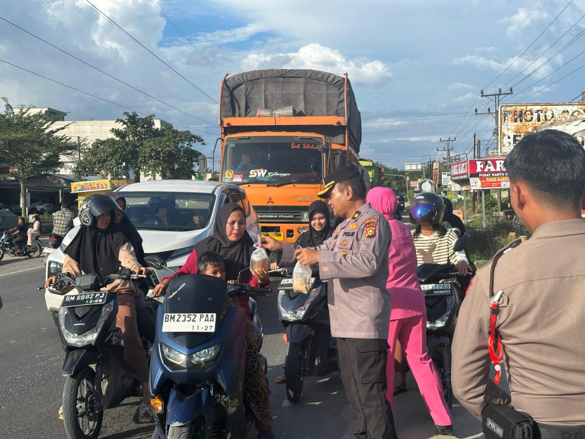 Bagikan Takjil Ramadhan, Polres Rohil Gandeng Mahasiswa/i ITR dan STAI Hubbul Wathan Duri 