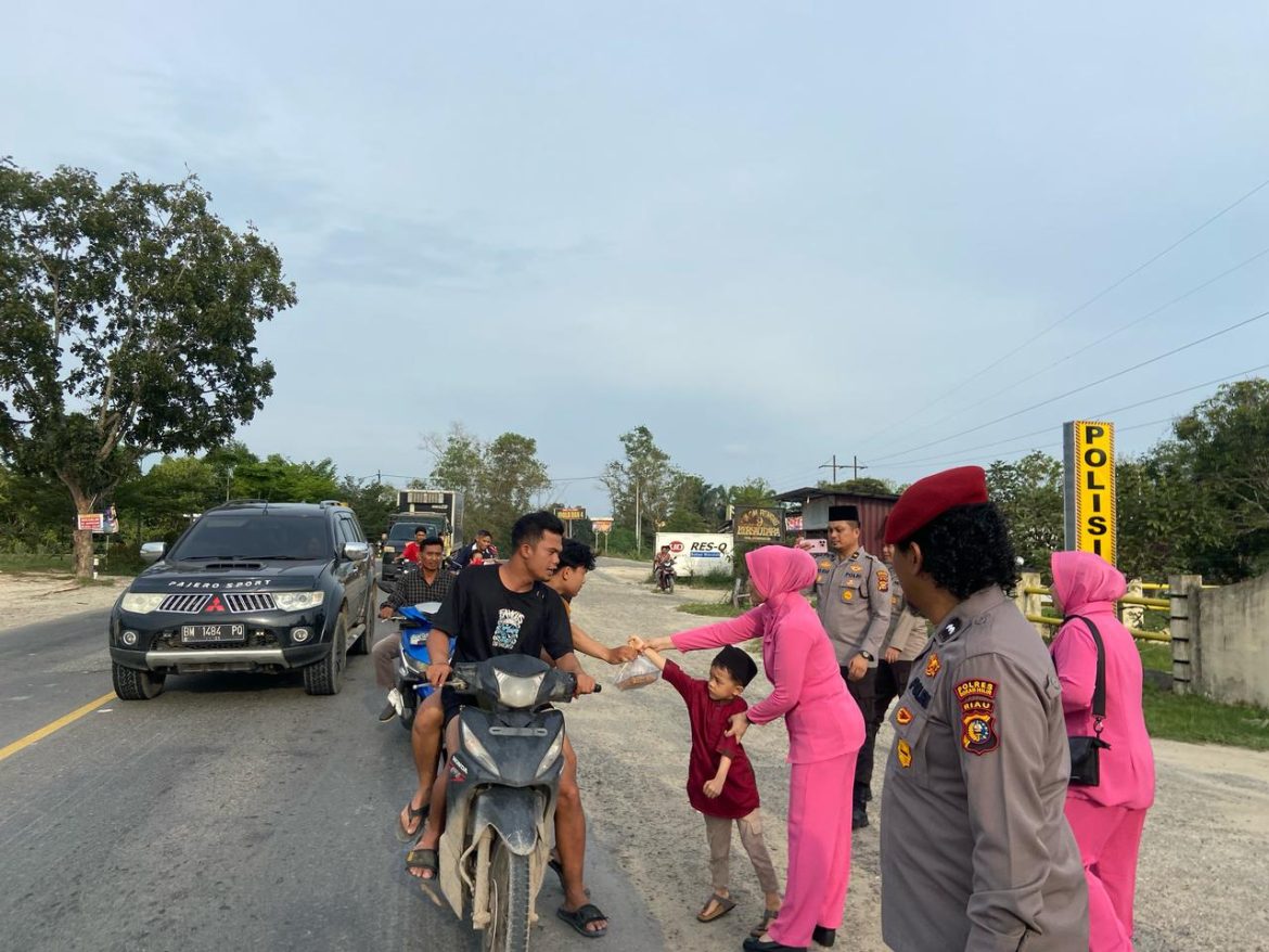 Wujud Kebersamaan Polres Rohil dengan Masyarakat, PJU dan Bhayangkari Bagikan Takjil di Mapolsek Tanah Putih 