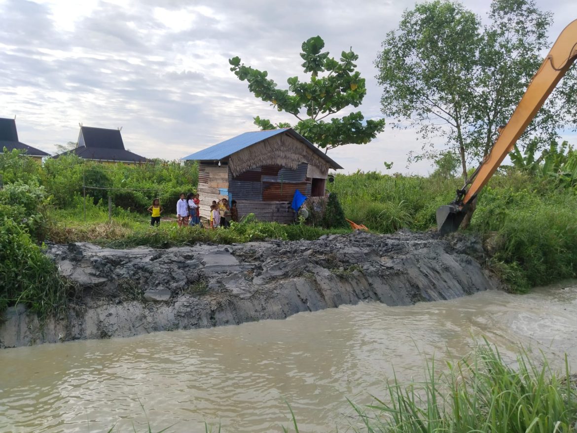 Sikapi Instruksi Bupati, PUTR Rohil Lakukan Pengerukan Sungai