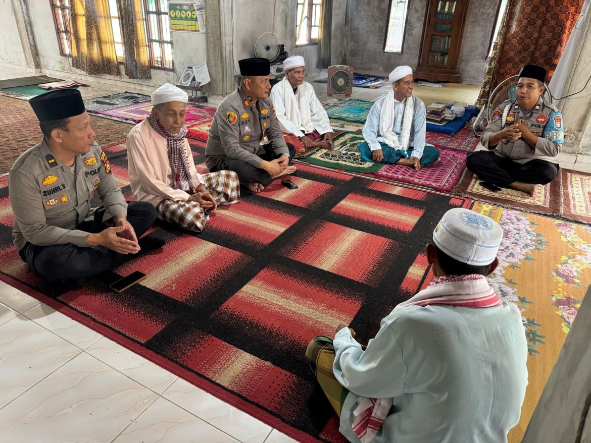 Jalin Silaturahmi ke Jama’ah Tarekat Naksyabadiyah, Kapolsek Pujud Berikan Bansos dan Pesan Kamtibmas 