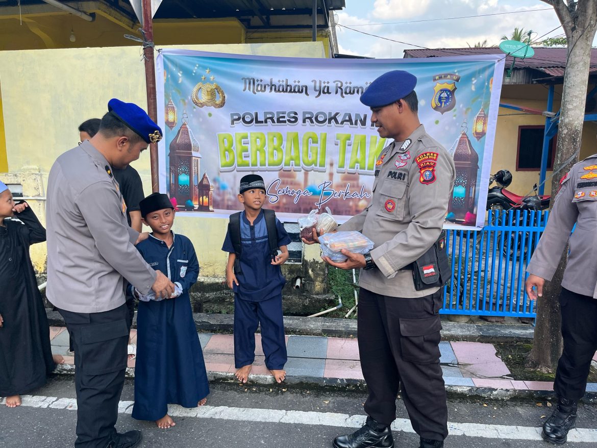 Pererat Silaturahmi, Sat Polairud Polres Rokan Hilir Berbagi Takjil di Jln Perwira, Bagan Kota
