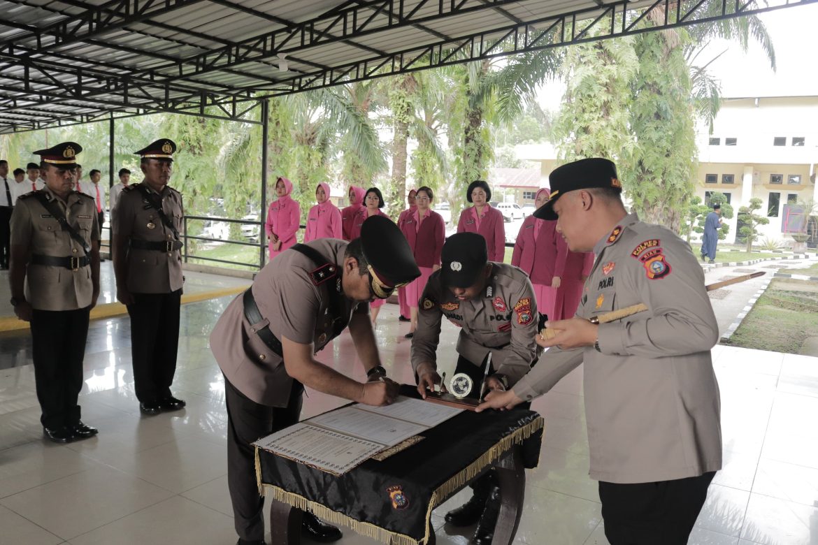 Kapolres Rohil Pimpin Upacara Sertijab dan Kenal Pamit Kasat Intelkam dan Kapolsek Bangko 