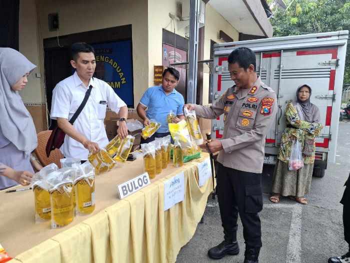 Ringankan Beban Masyarakat Saat Ramadhan, Polres Sampang Gelar Pasar Murah Dan Bagi-Bagi Takjil