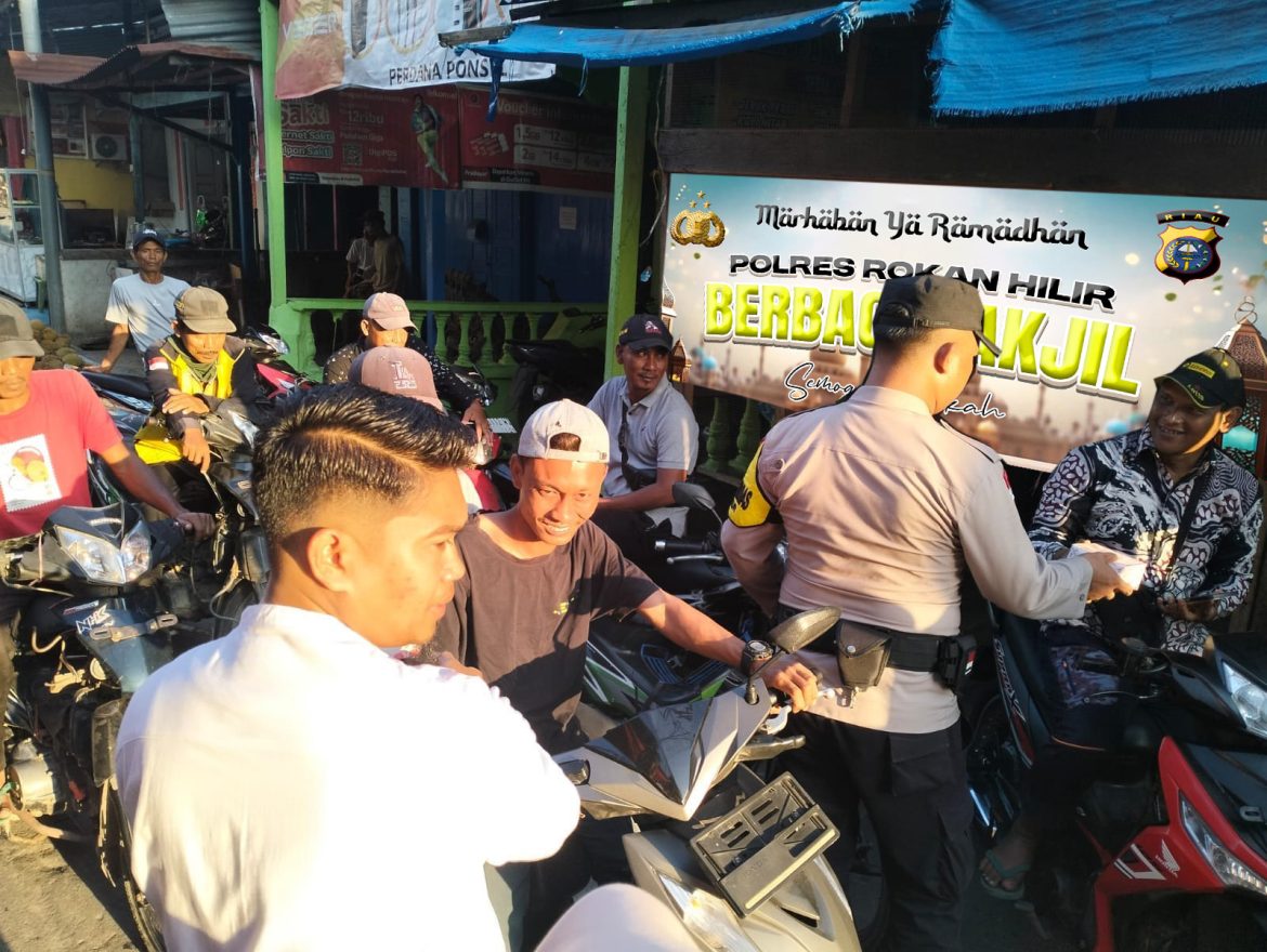 Marhaban ya Ramadhan dari Polsek Panipahan Polres Rohil, Bersama Bhayangkari Ranting Bagikan Takjil 