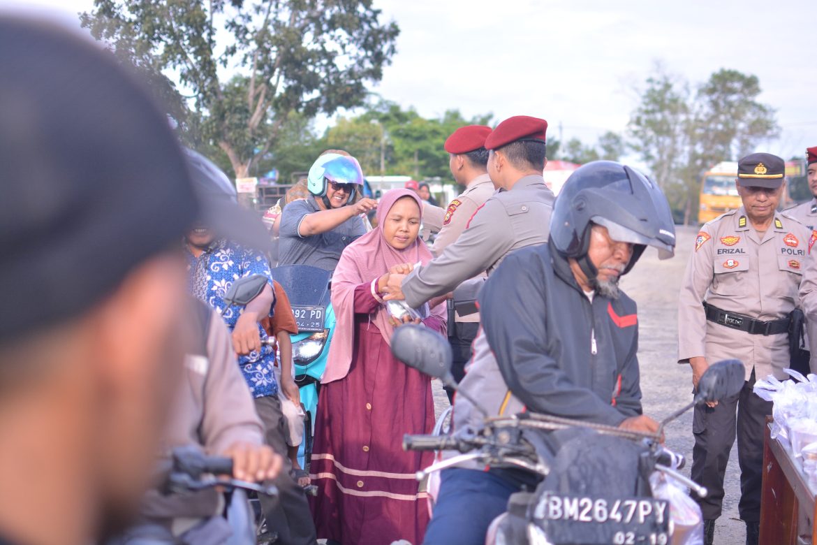 Wujud Kepedulian Polri kepada Masyarakat, Polres Rohil Bagikan Takjil di Ujung Tanjung 